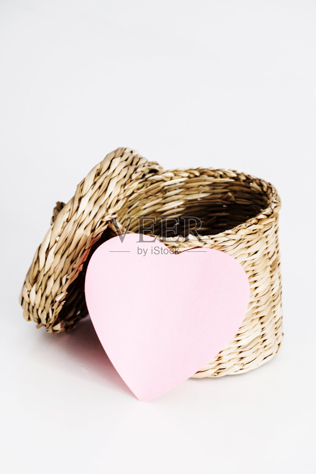 空草篮，粉红色的心照片摄影图片