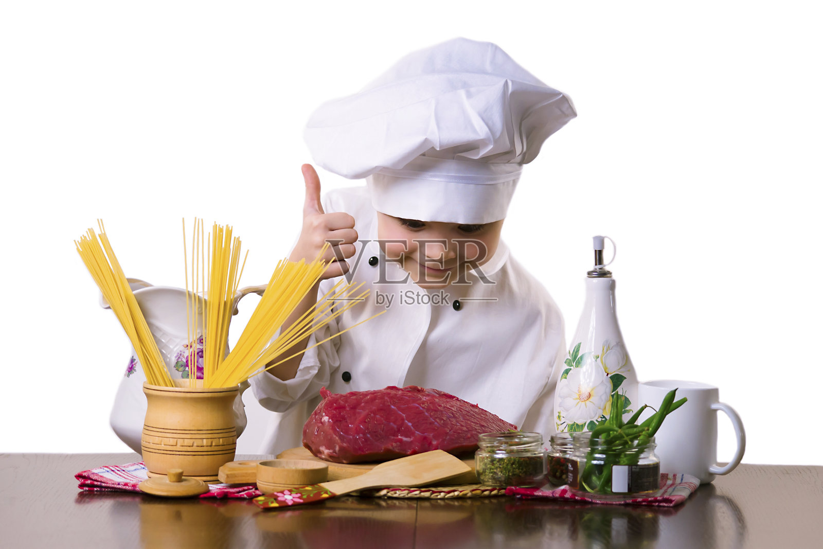 男厨师煮牛肉照片摄影图片