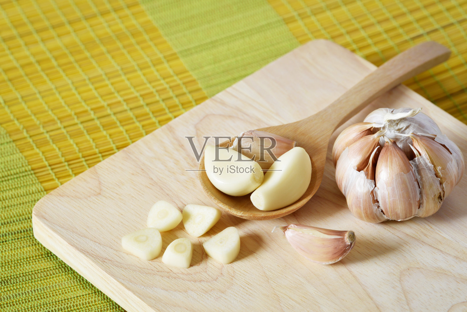 准备蒜头和砧板，用于烹饪照片摄影图片