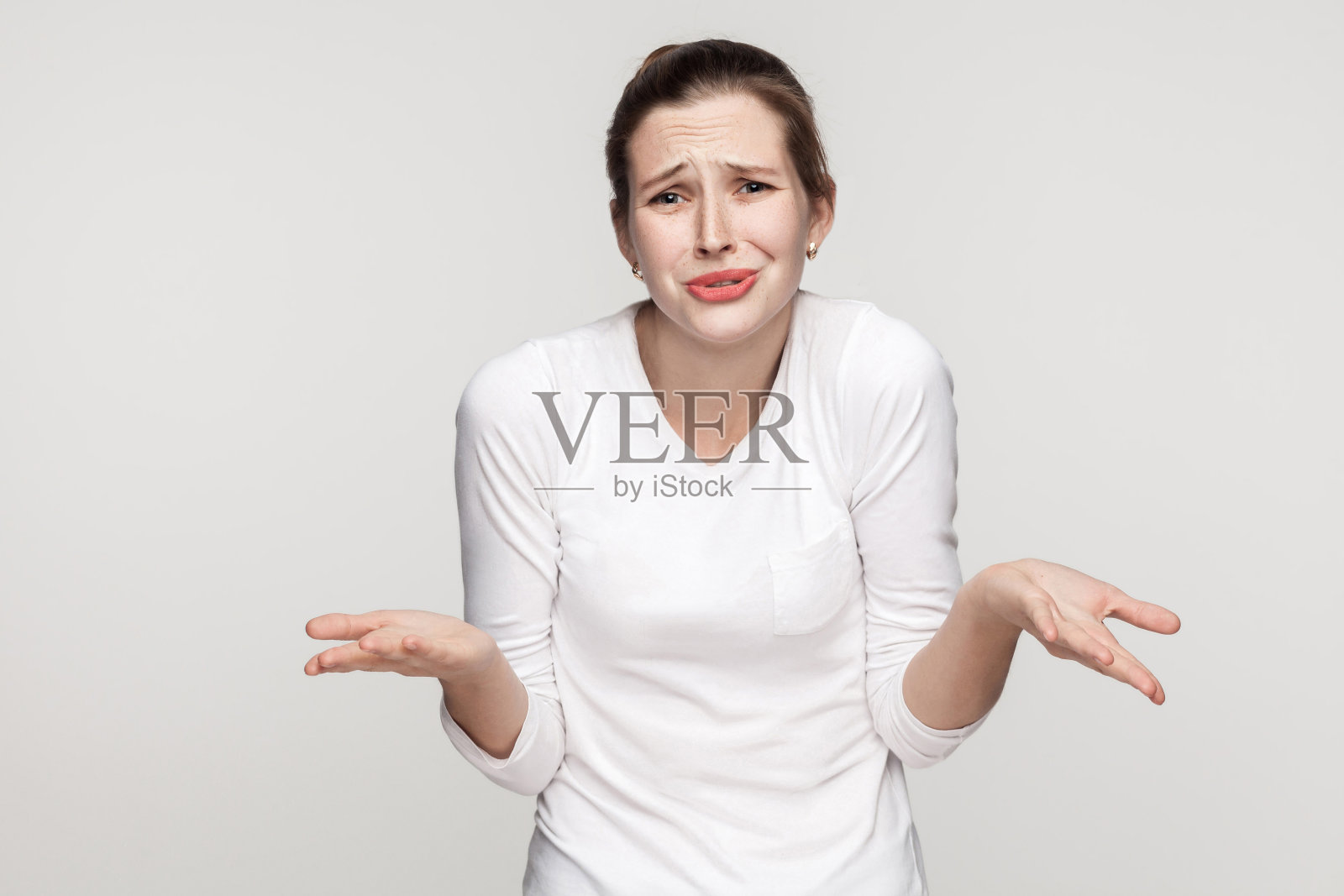 情绪激动的女孩看着镜头哭了照片摄影图片