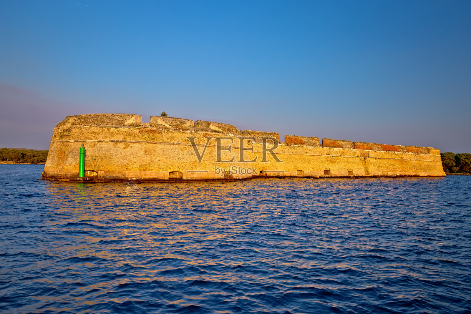 圣尼古拉要塞西贝尼克湾入口，克罗地亚亚得里亚海的历史地标照片摄影图片