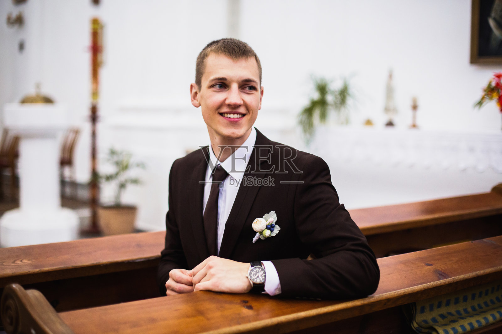 教堂里穿着棕色西装的新郎。创意婚纱摄影。照片摄影图片