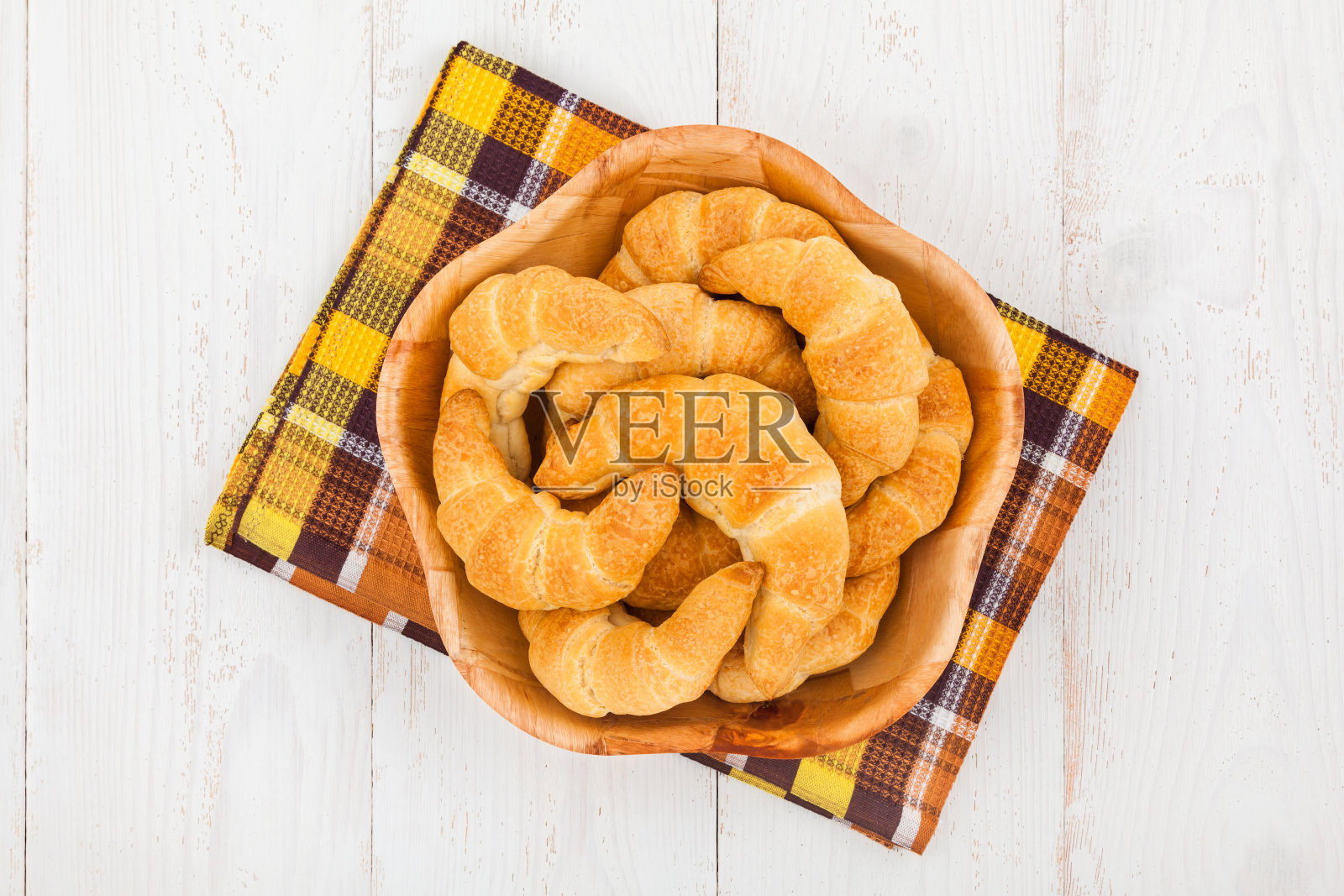 碗羊角面包照片摄影图片