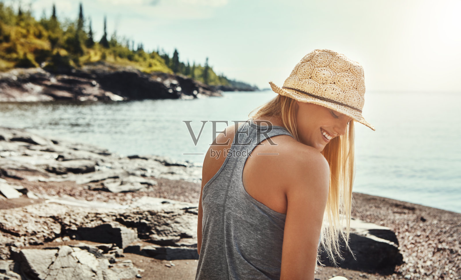 当她接近大自然时最快乐照片摄影图片