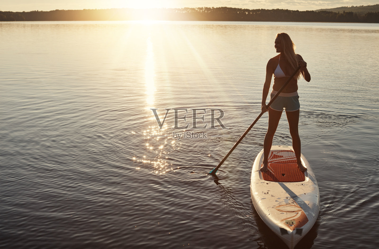 在滑板上的那种美妙感觉照片摄影图片
