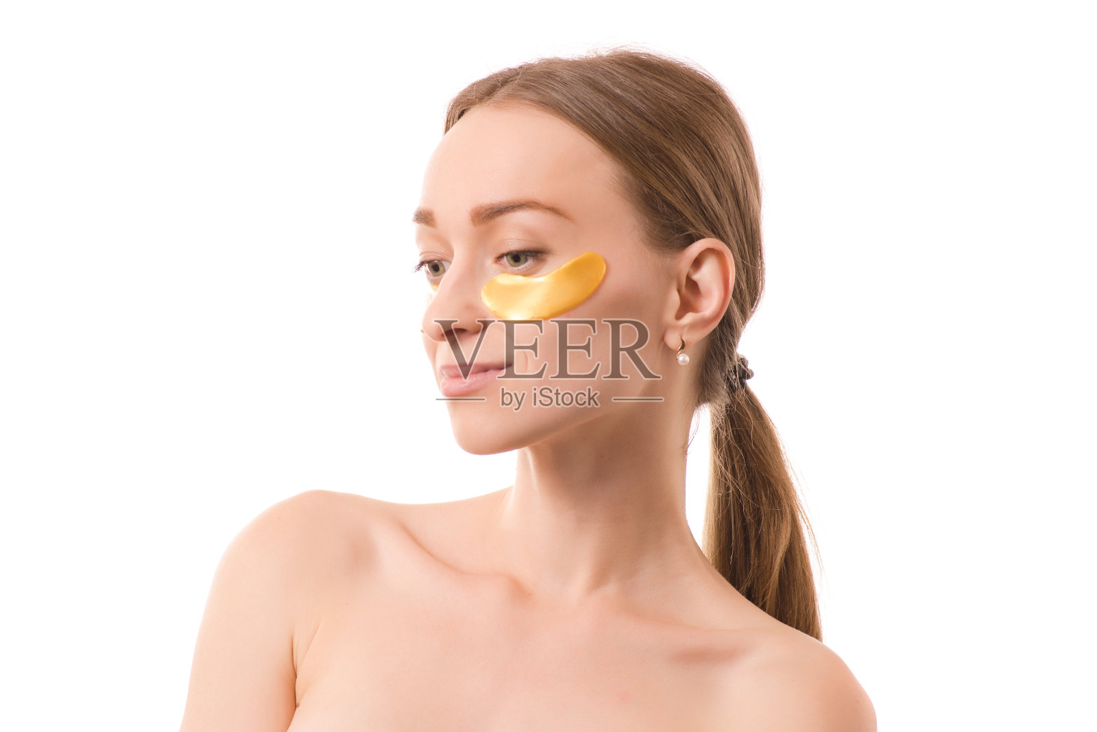 美丽的年轻女子脸上的眼罩照片摄影图片