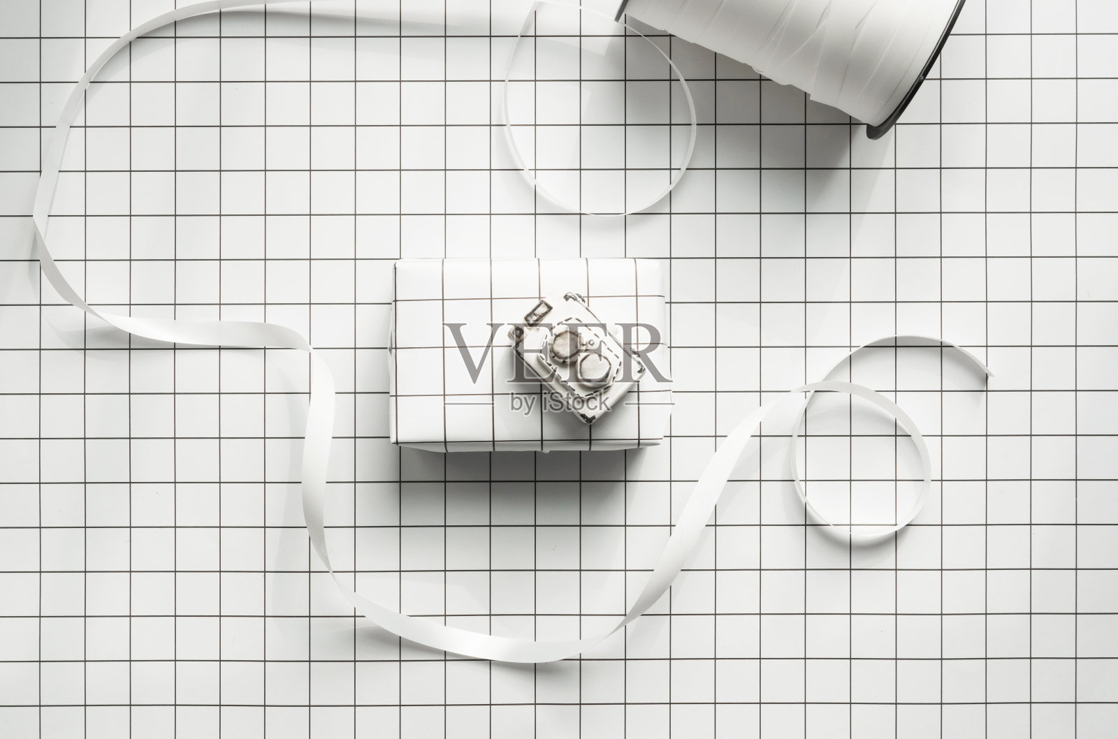 模拟相机与白色几何图案的礼盒和电影与白色丝带制作礼盒特殊的人照片摄影图片