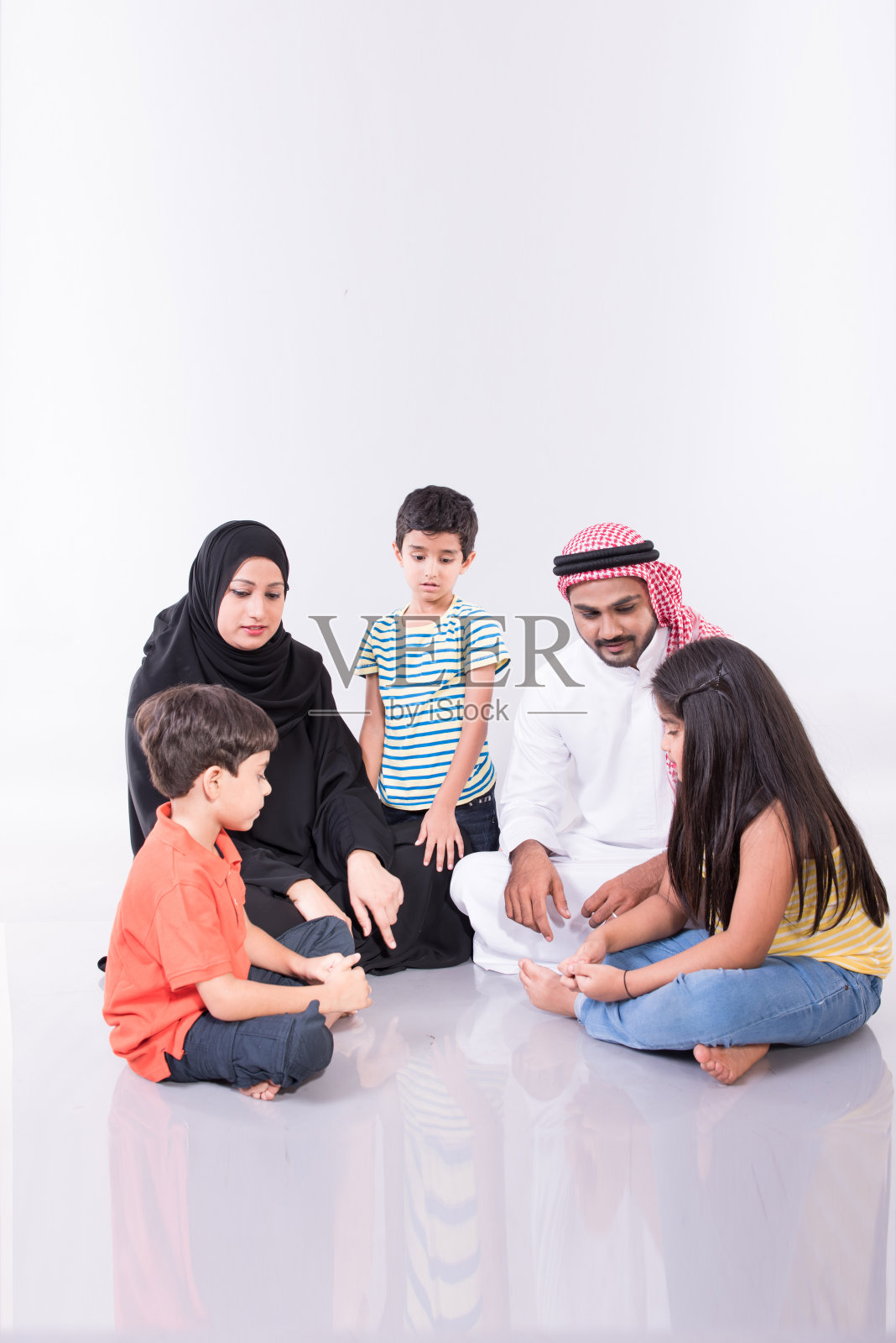 阿拉伯家庭居家场景照片摄影图片