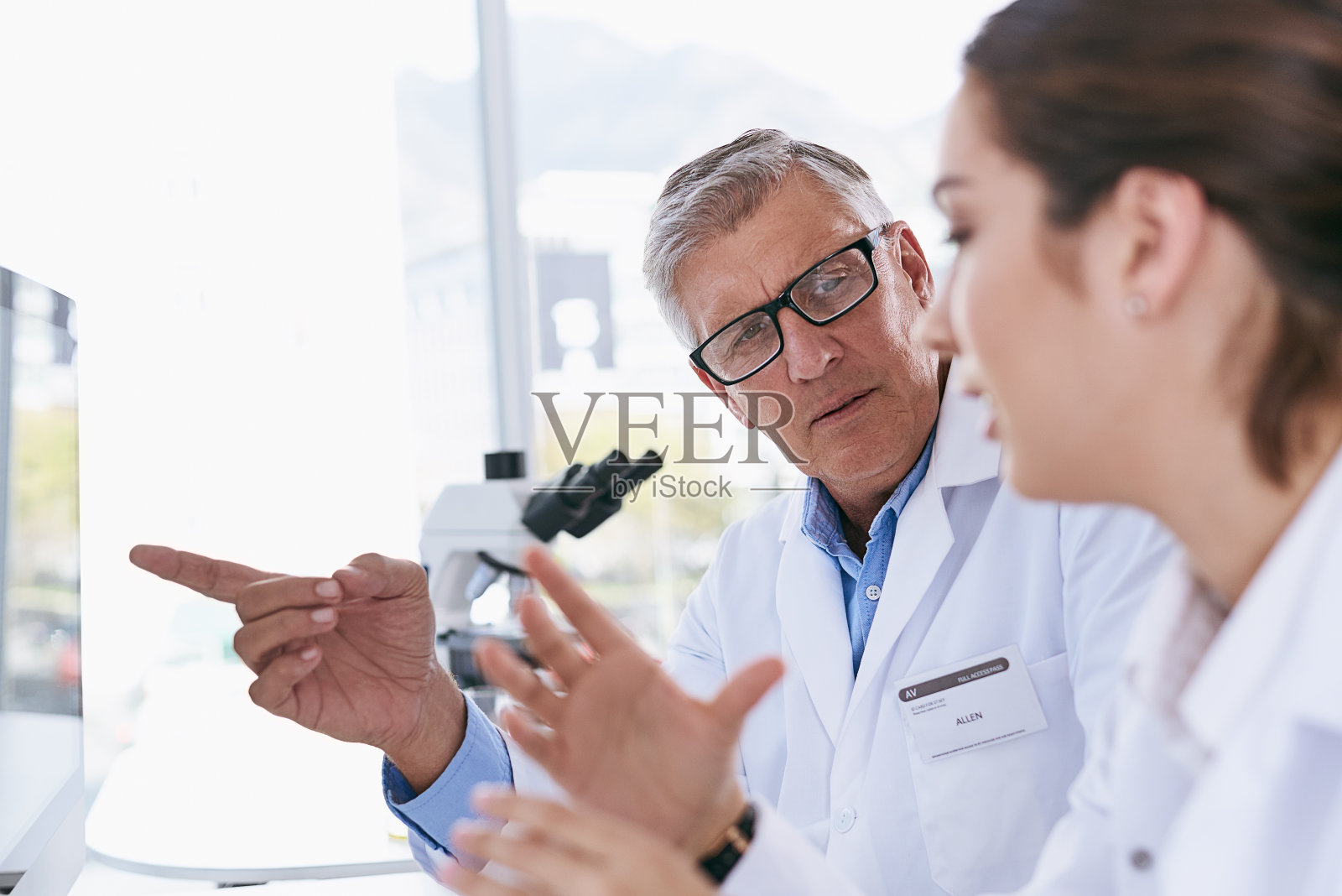 分析他们最新数据的记录照片摄影图片