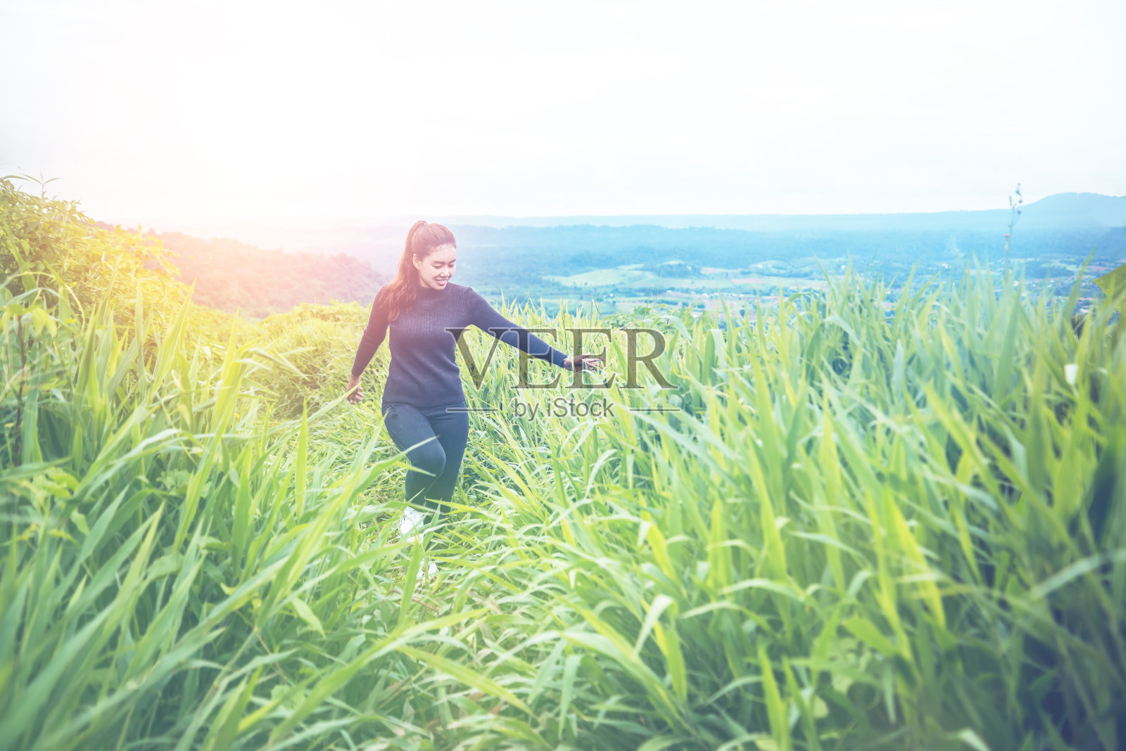 亚洲女性在泰国考科的森林和山脉中放松身心照片摄影图片