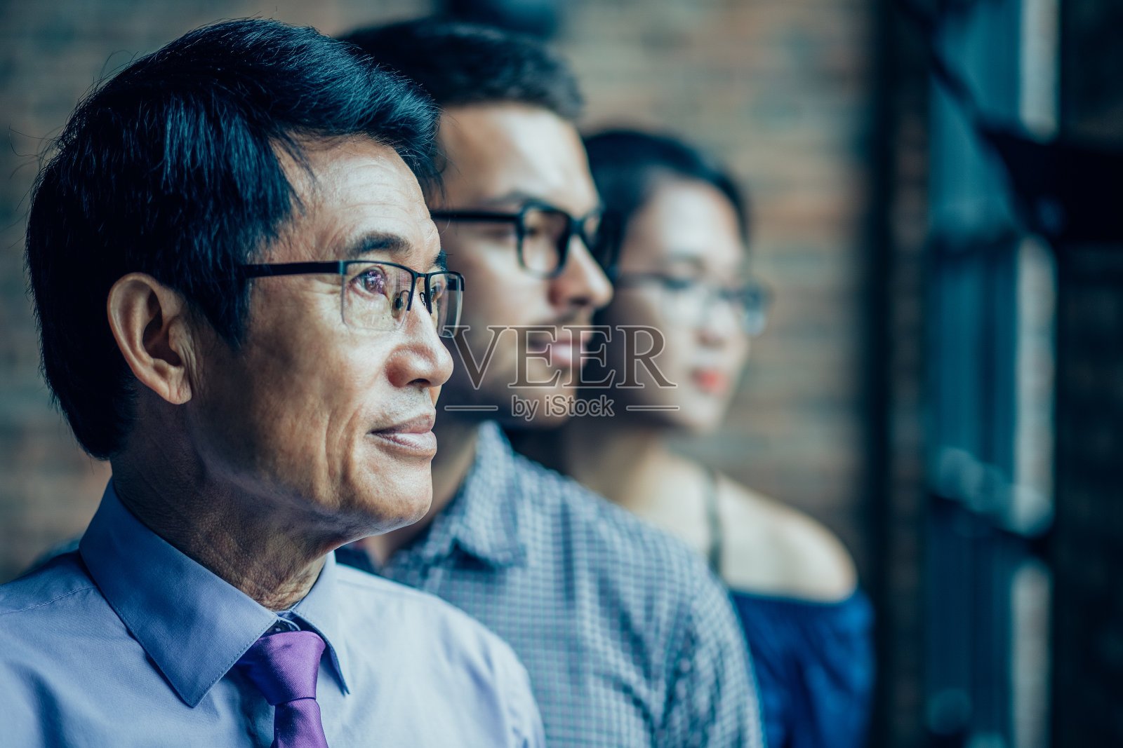 严肃的多元化业务团队照片摄影图片