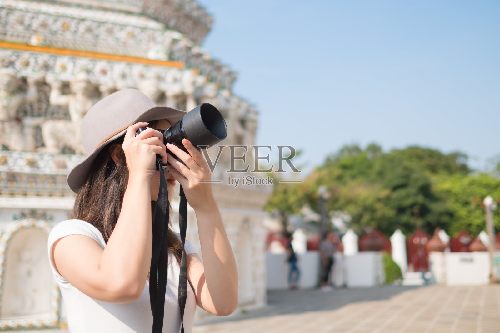 在泰国曼谷的黎明寺，女性拍摄Wat Arun照片摄影图片