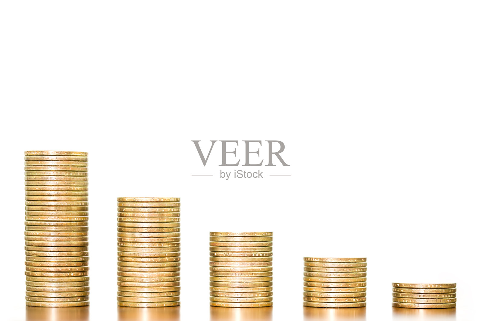钱币堆成图排列在白色背景上呈下降趋势，金融概念下滑照片摄影图片