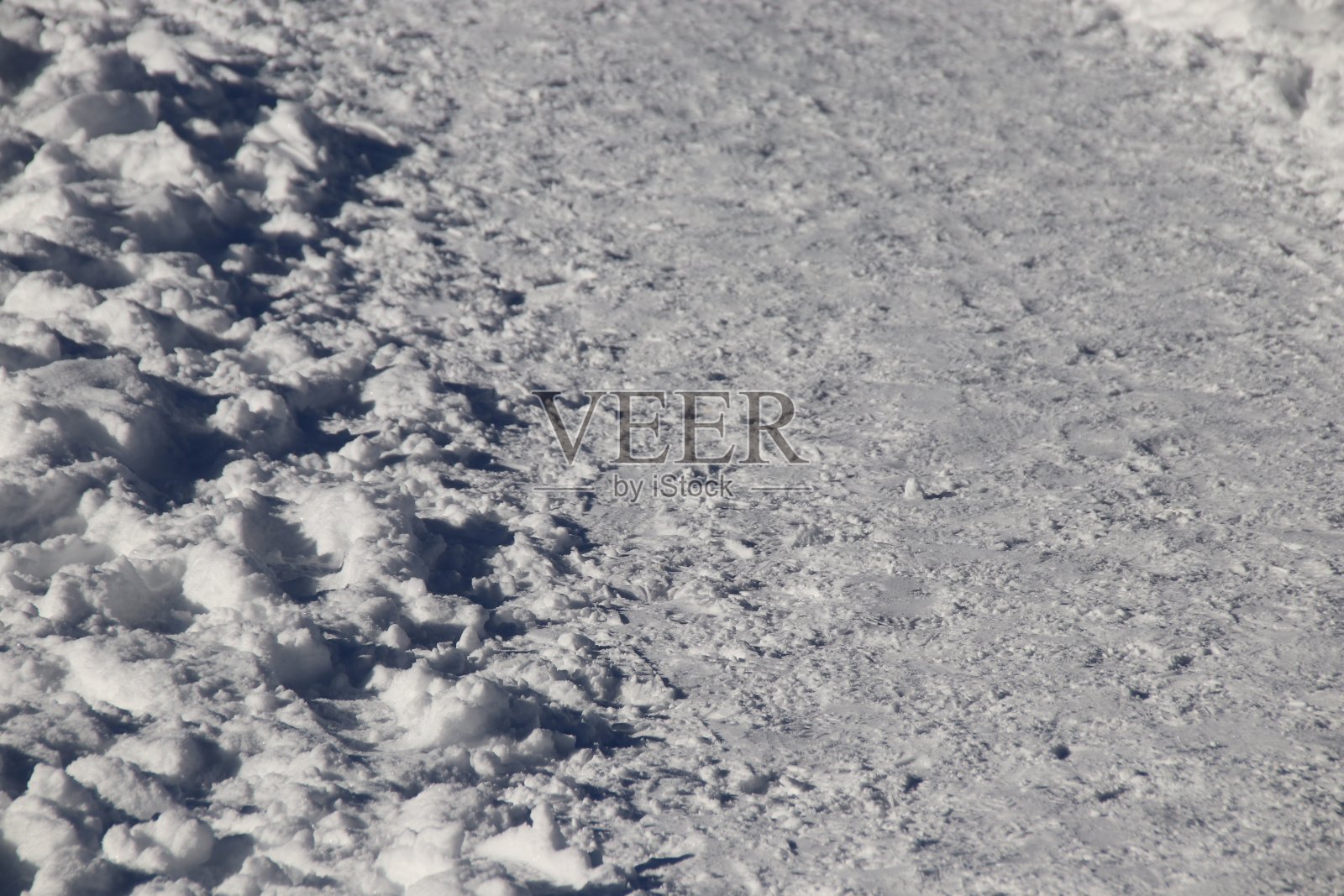 冬天雪地上的脚印照片摄影图片