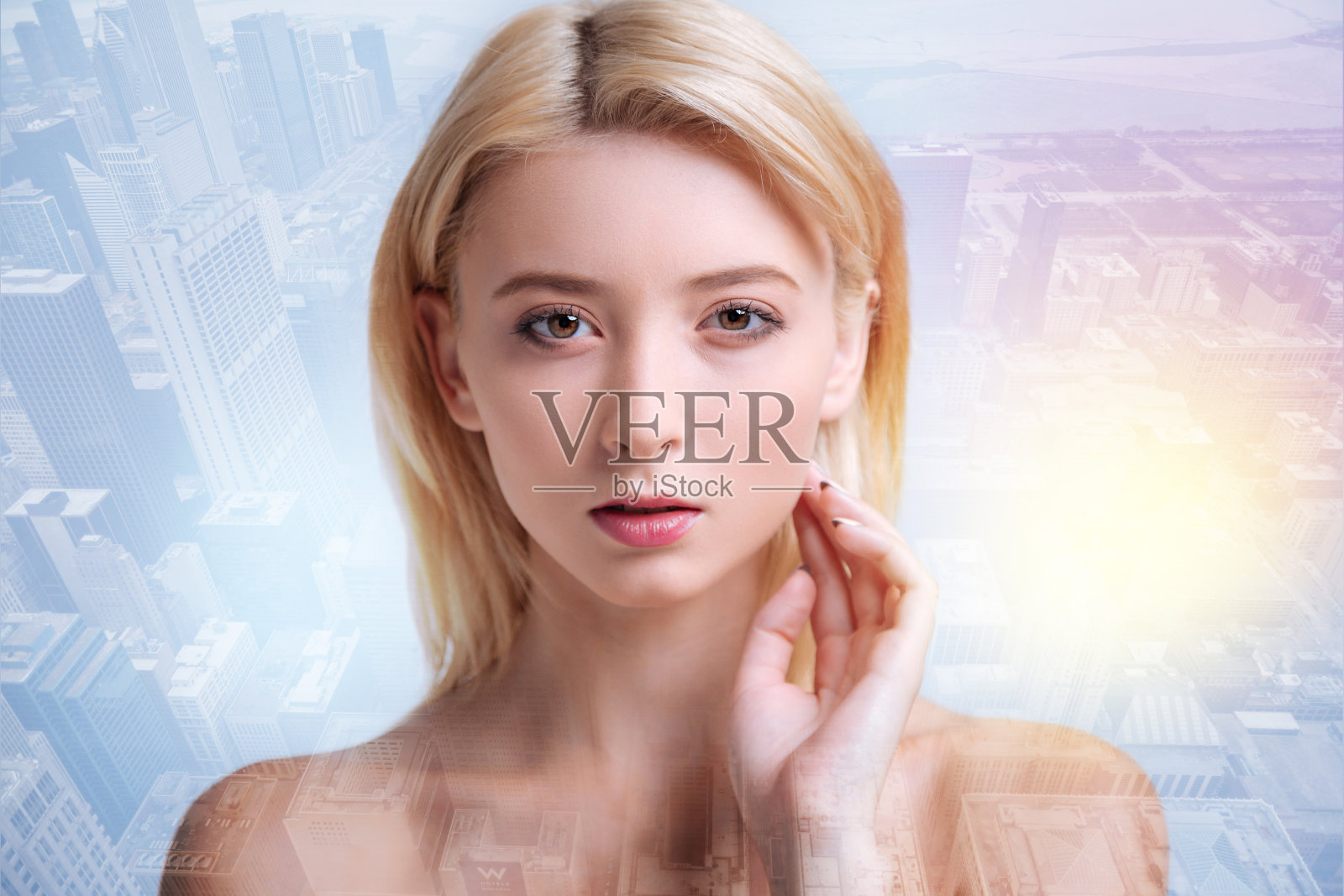 一个平静的年轻女子温柔的目光照片摄影图片