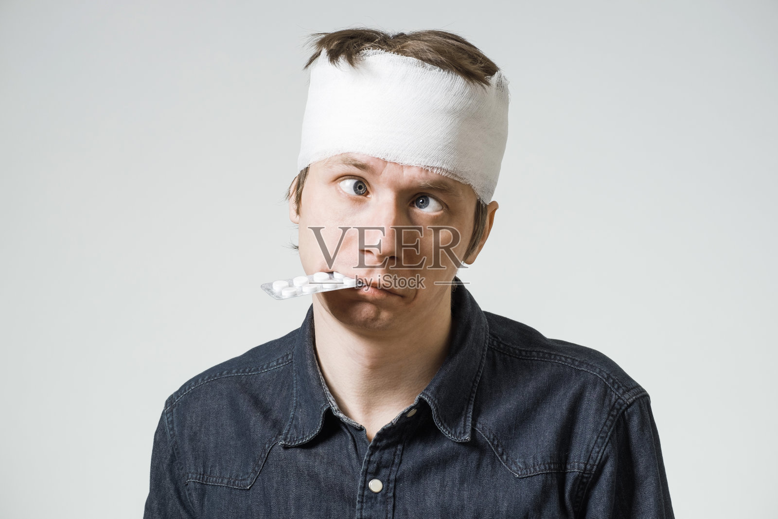 头上缠着绷带的男人照片摄影图片