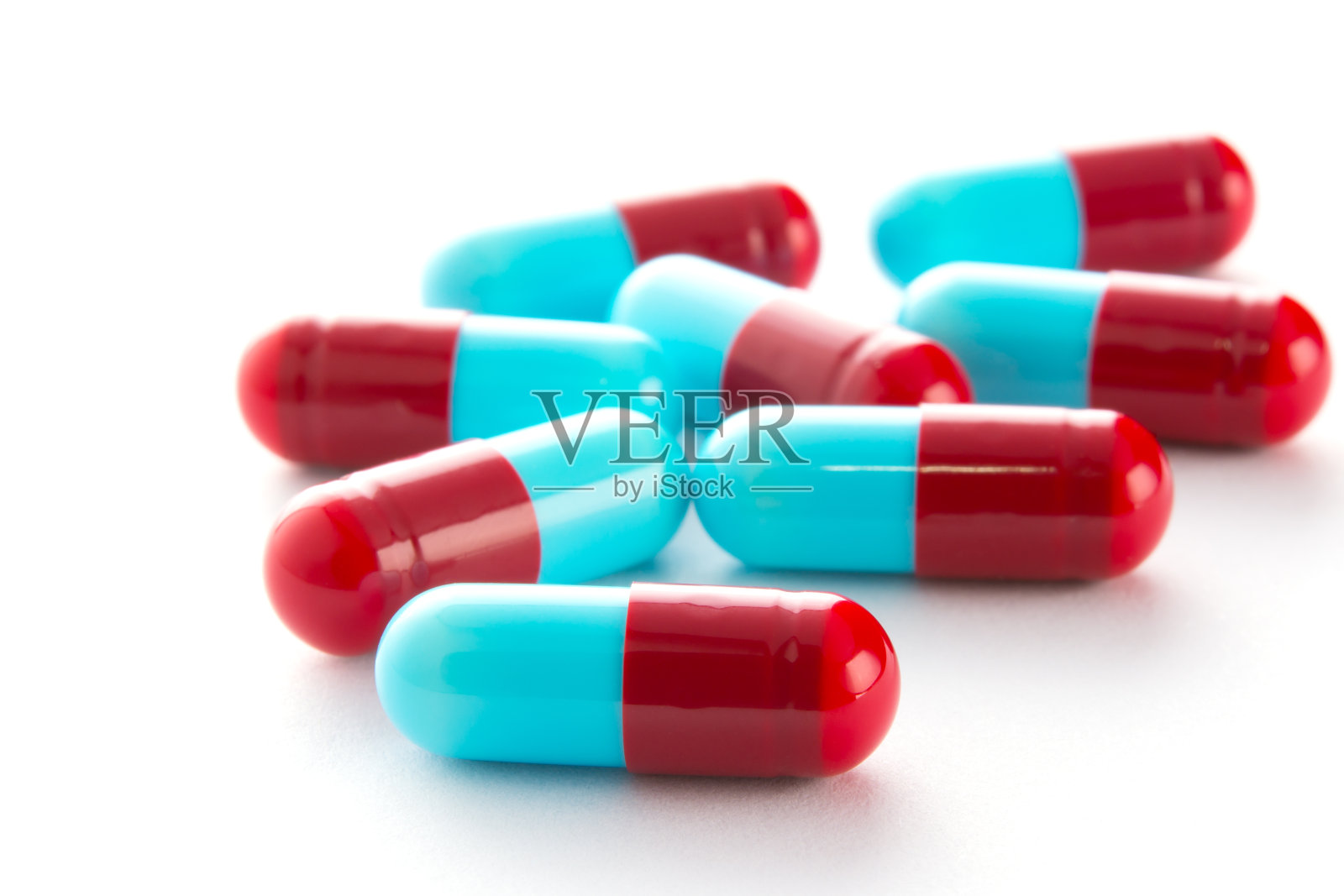 白色背景的胶囊药照片摄影图片