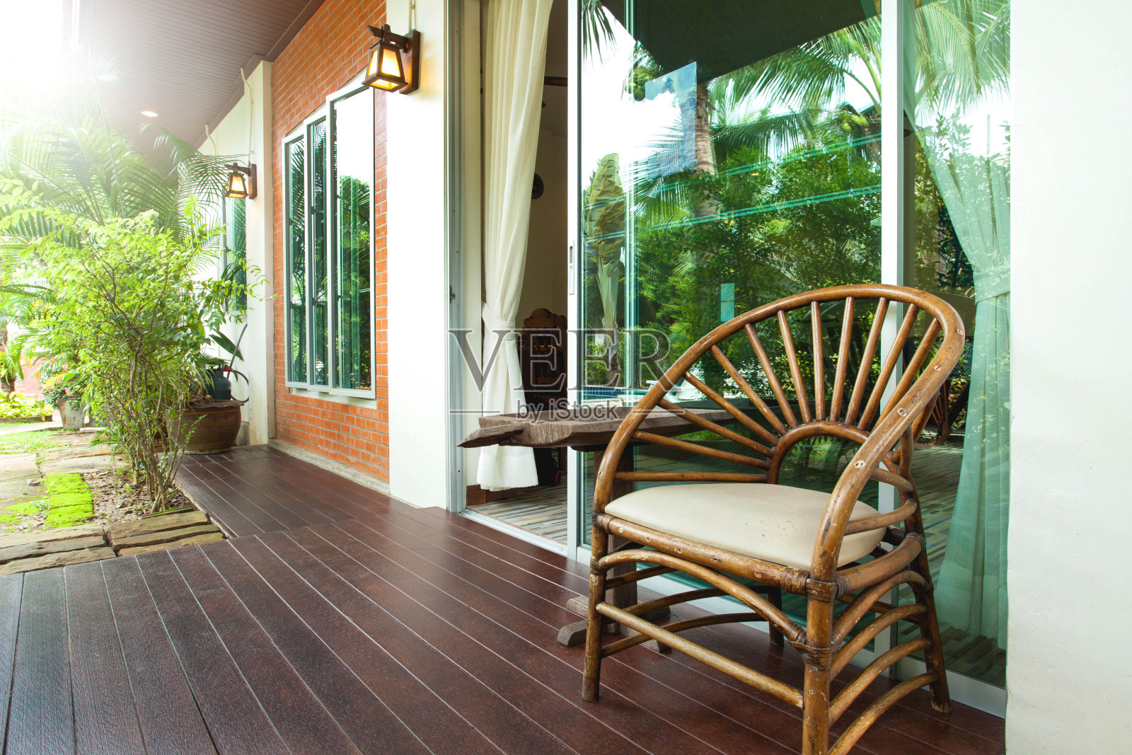 花园中的房子照片摄影图片