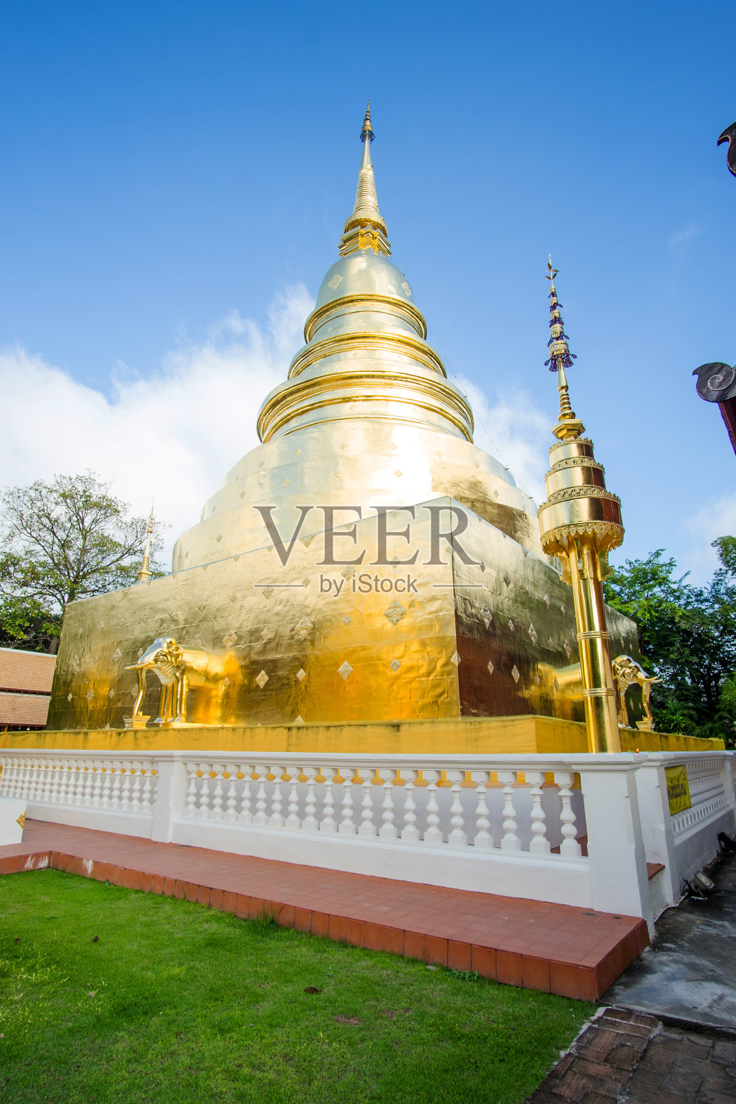 Wat Phra Singh寺庙位于泰国清迈老城中心的西部。照片摄影图片
