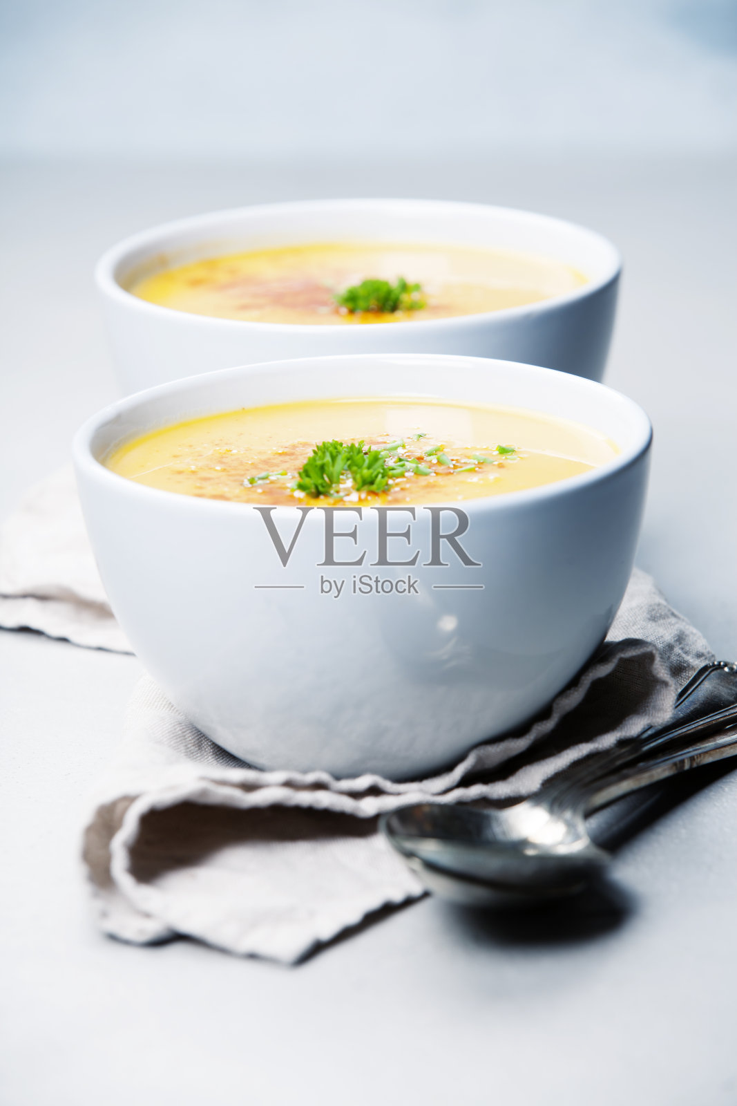 灰色水泥背景碗装南瓜奶油汤照片摄影图片