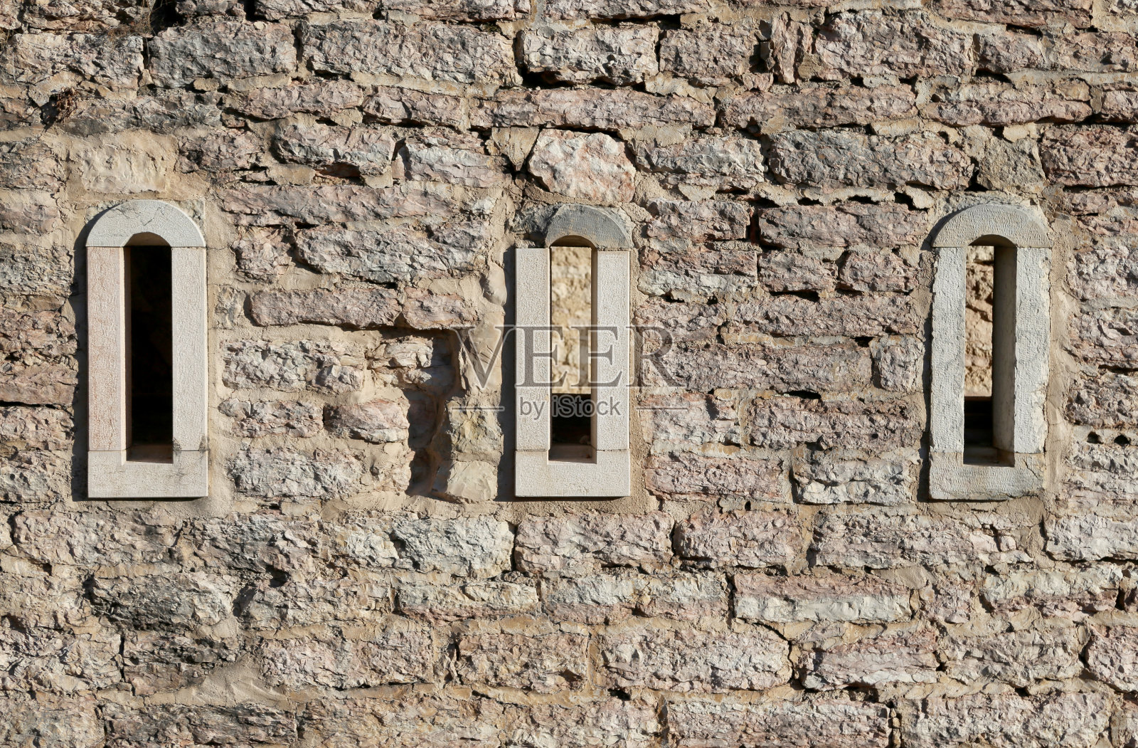 一座古建筑的三扇小窗户照片摄影图片