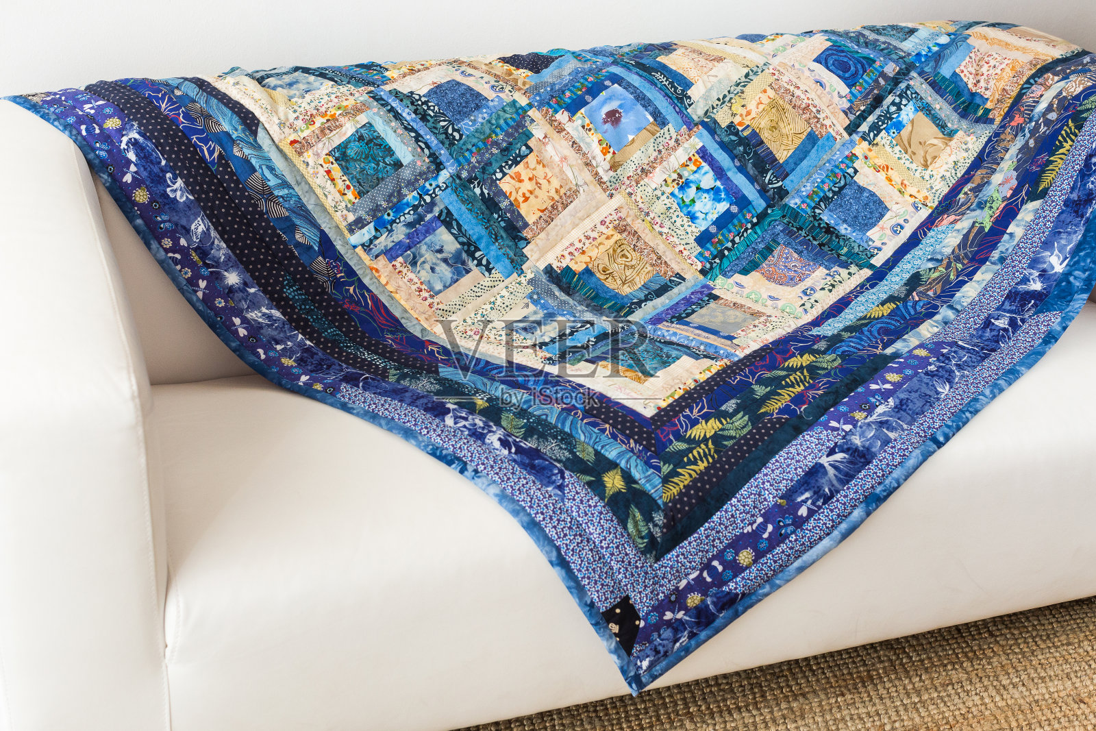 爱好，刺绣，几何，拼接，室内，设计概念-传统的蓝色和米色被创造的美丽的印花覆盖极简主义白色沙发照片摄影图片