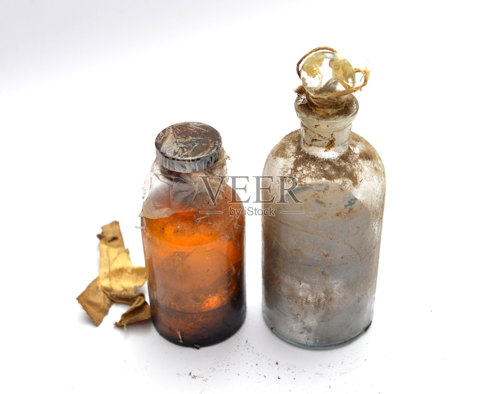 旧的、脏的、装着未知液体的玻璃瓶照片摄影图片