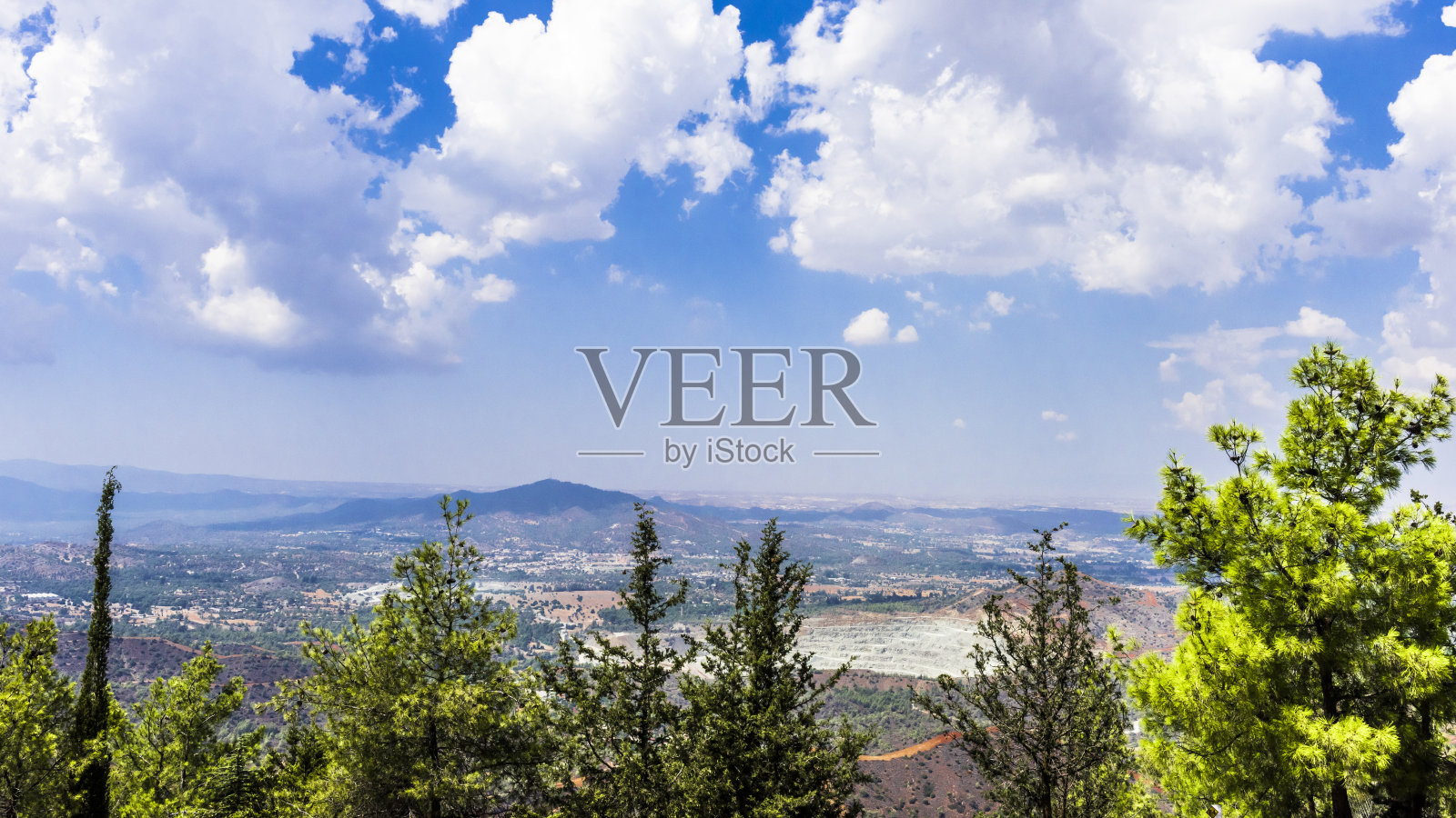 山谷上空的云朵照片摄影图片