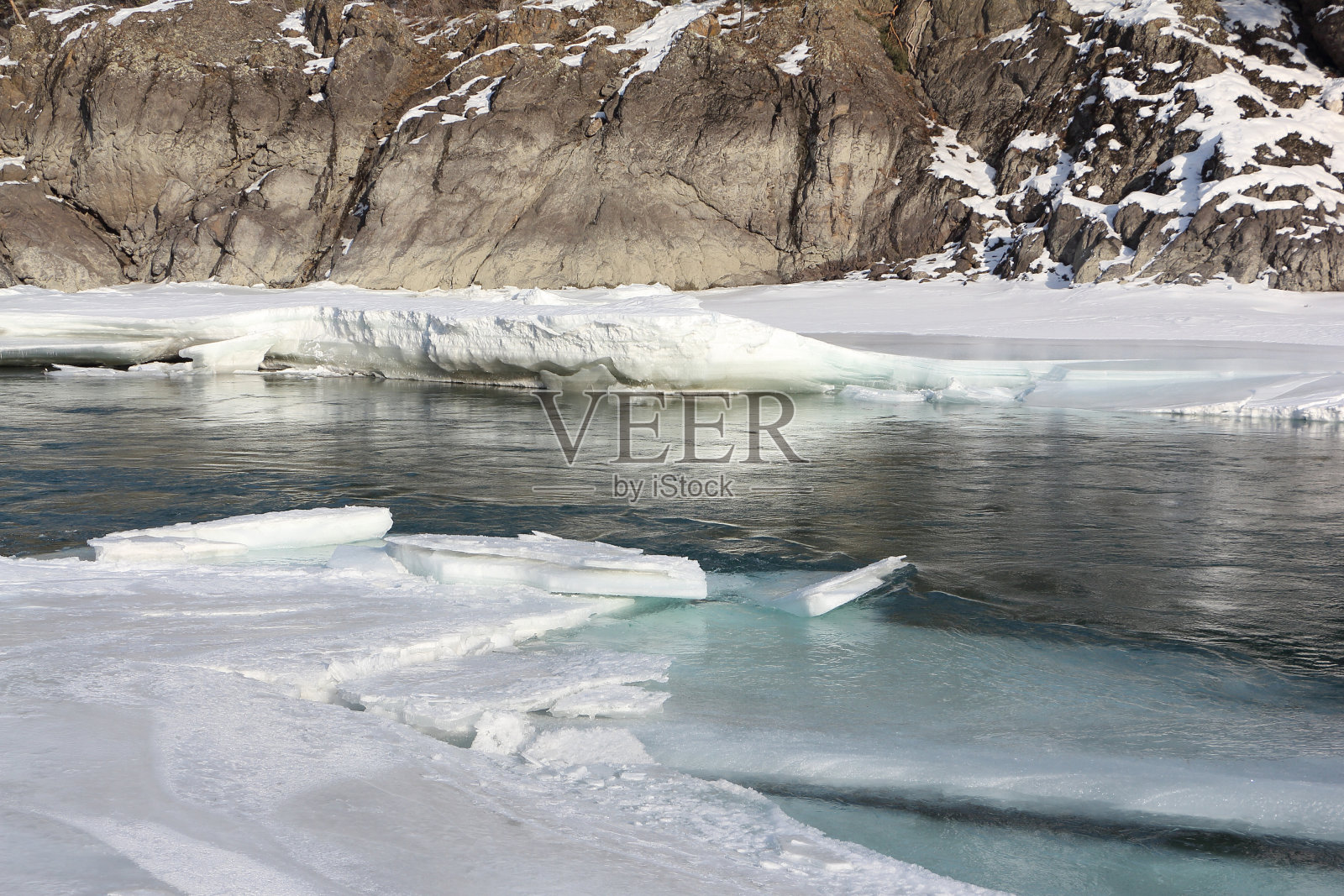 俄罗斯阿尔泰地区卡吞河春季碧绿河面上的浮冰照片摄影图片