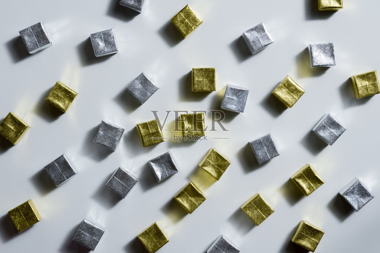 白色背景的礼盒照片摄影图片