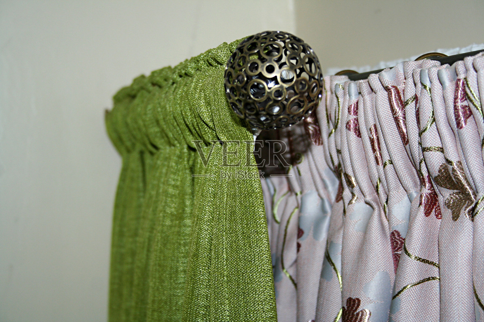 绿色的酒店房间的窗帘和装饰照片摄影图片