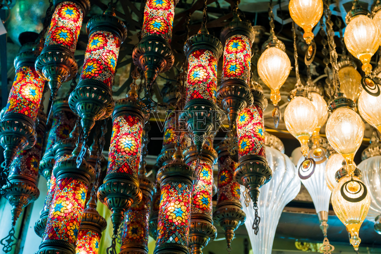 集市上的东方灯具。传统手工灯具在纪念品商店照片摄影图片