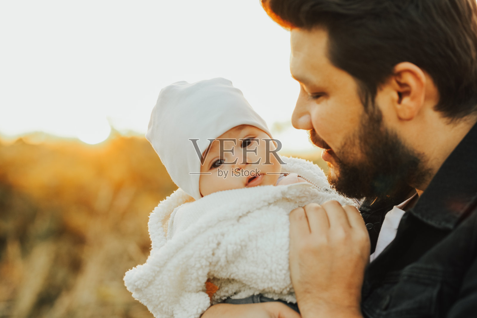 快乐的父亲和他的女儿玩照片摄影图片