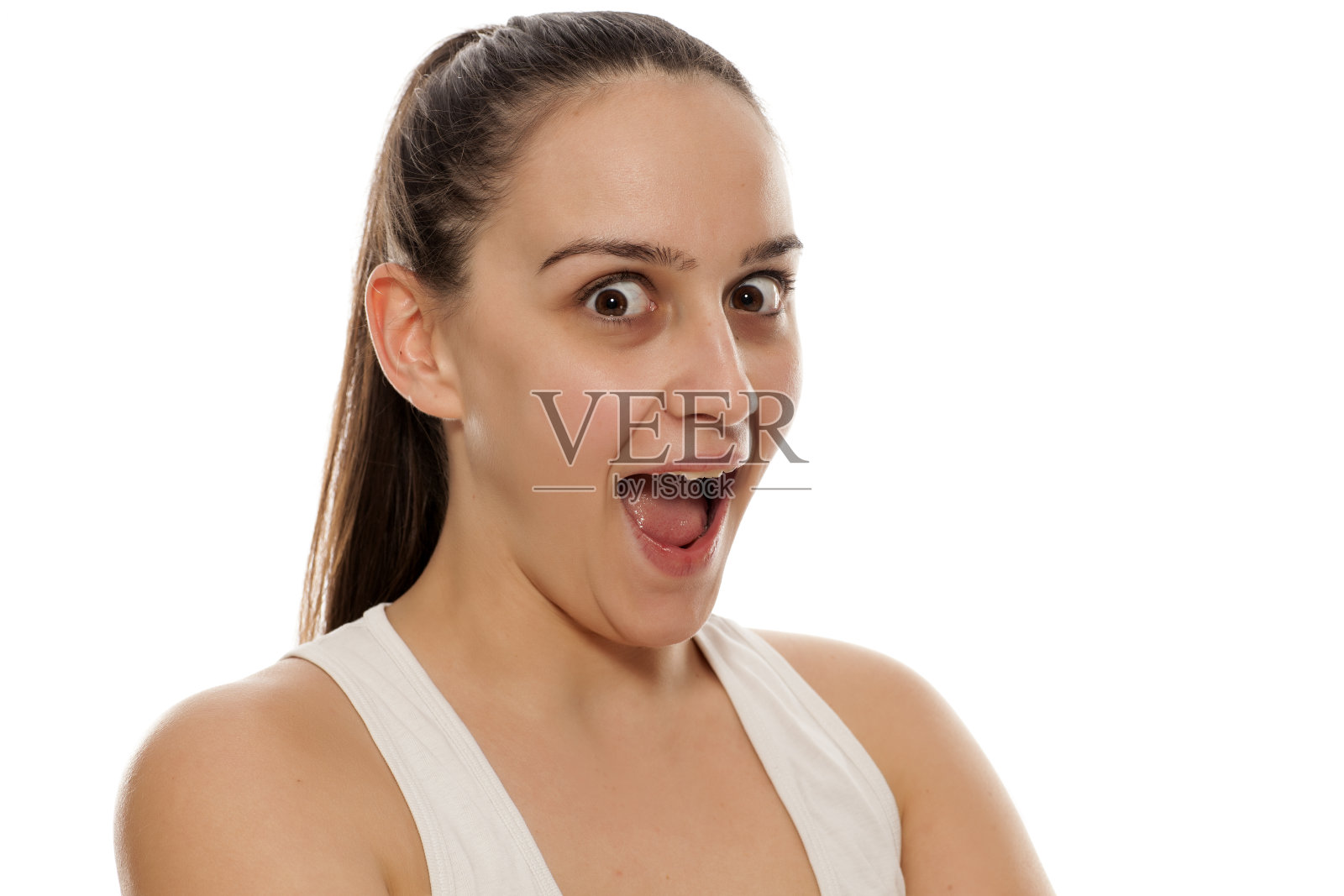 美丽和快乐的年轻女子摆姿势没有化妆照片摄影图片