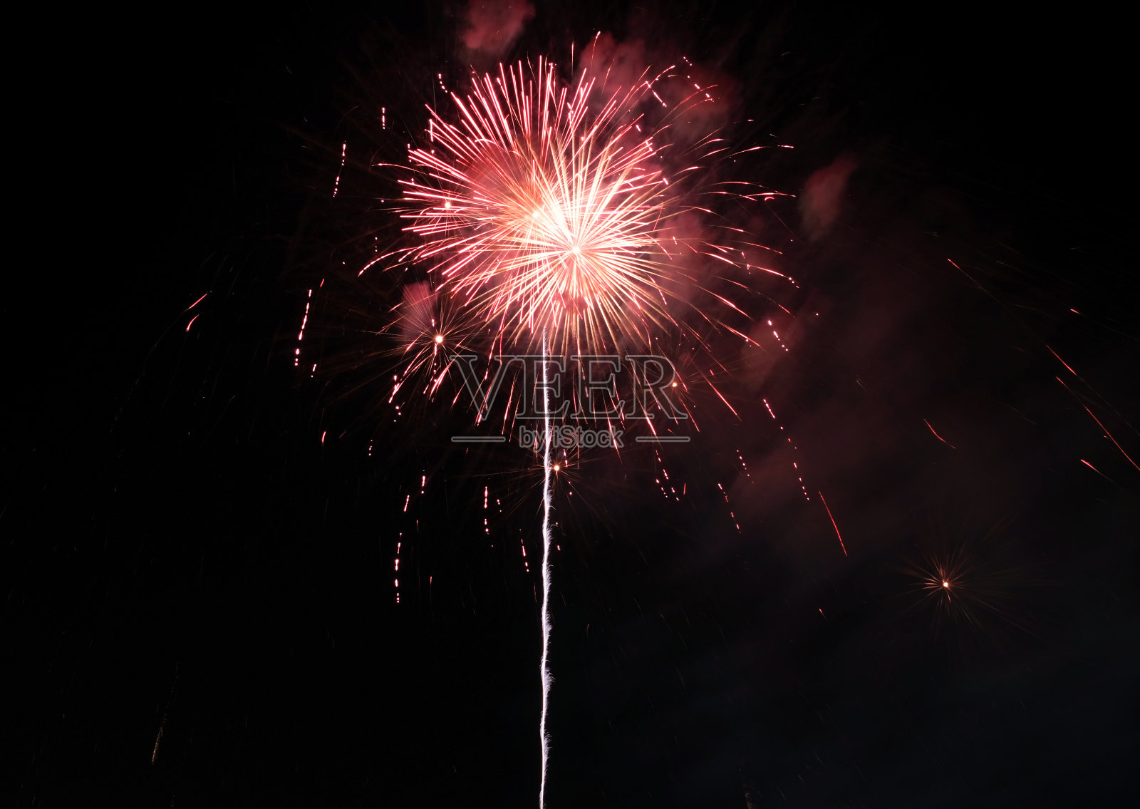 烟花在夜空中爆炸，晚上庆祝新年，倒计时事件，抽象灯光爆炸。照片摄影图片
