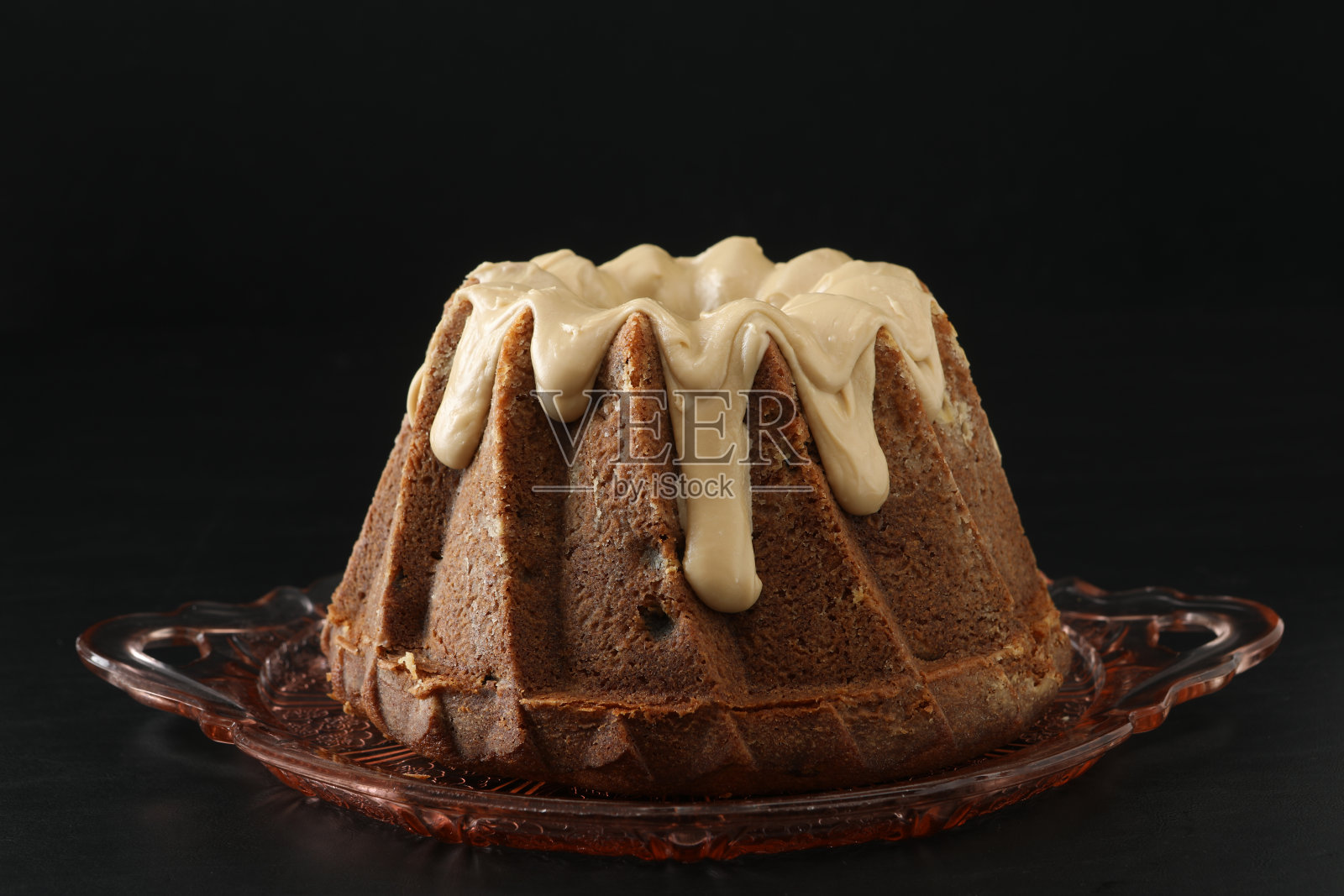 朗姆酒葡萄干Bundt蛋糕照片摄影图片