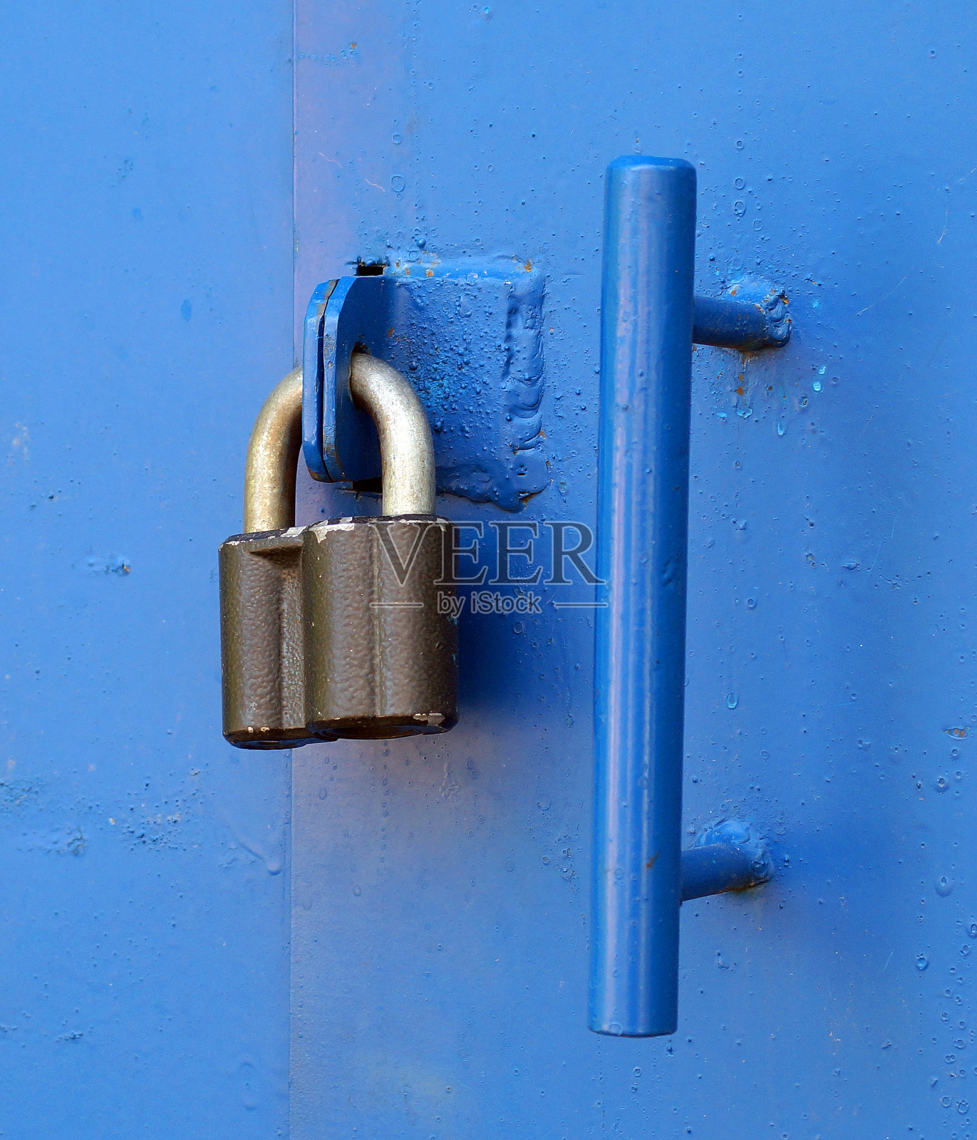 锁着的挂锁用在门上照片摄影图片
