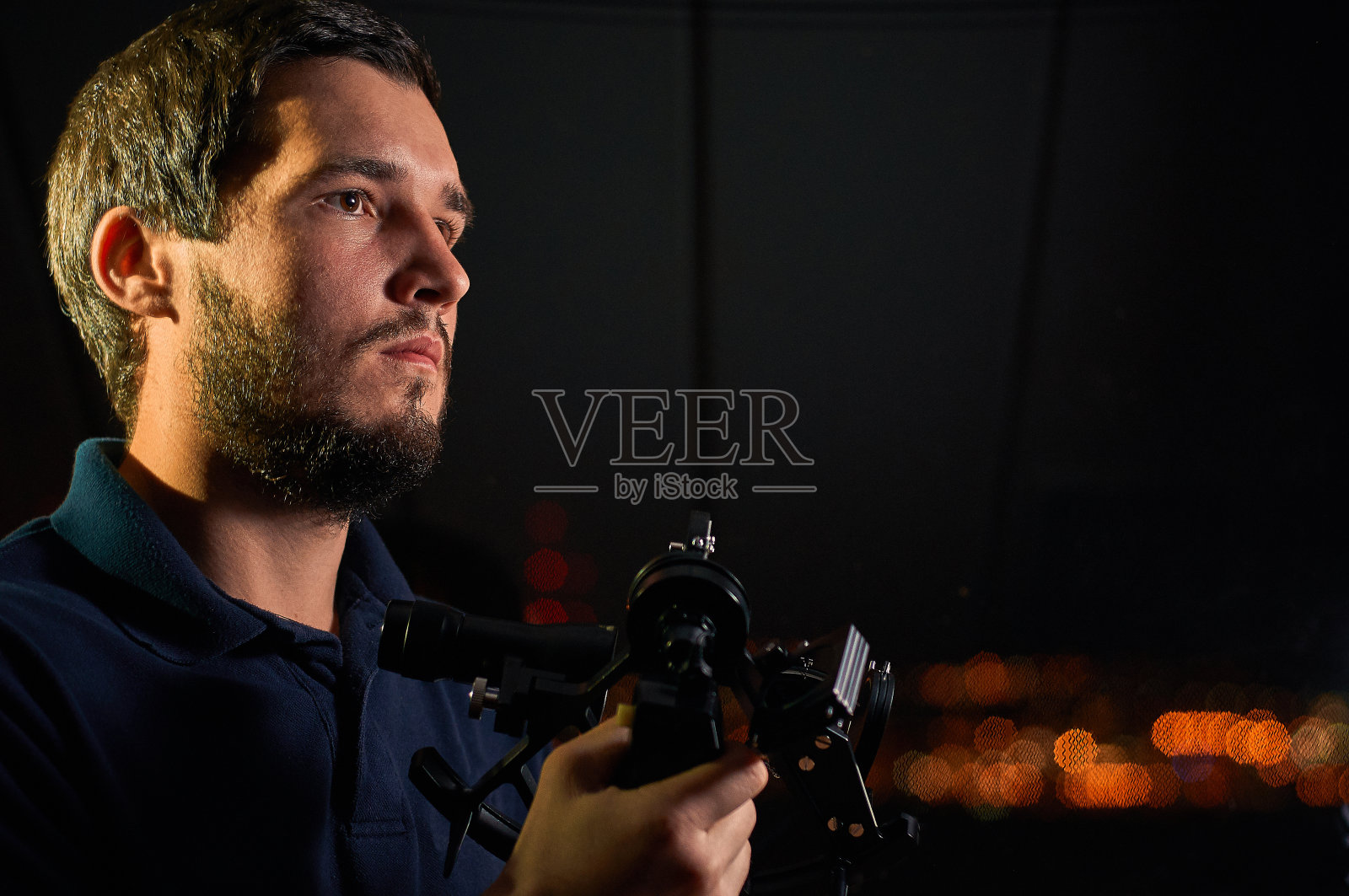 驾驶台上的领航员和导航设备照片摄影图片