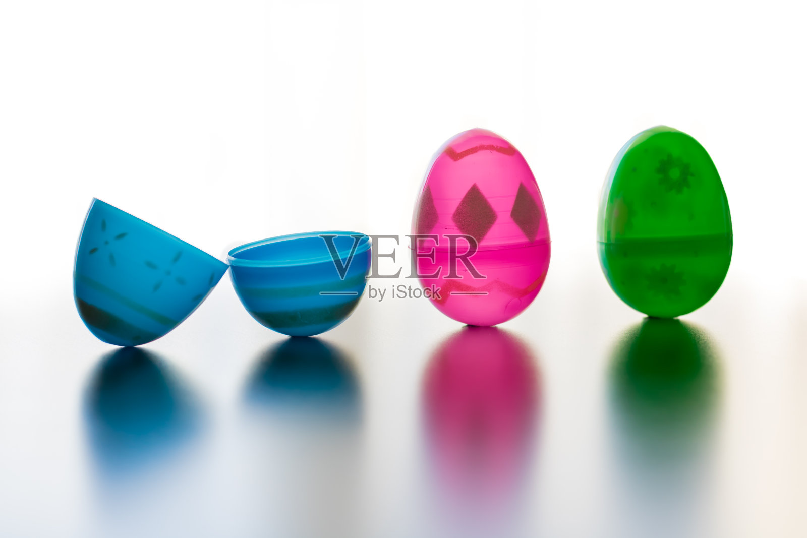 复活节彩蛋站在全白的背景前。照片摄影图片