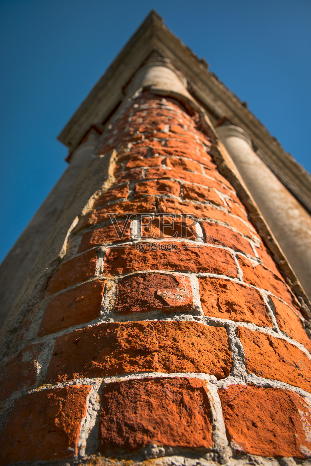 废弃宫殿的旧柱子。开裂的混凝土复古砖墙背景。照片摄影图片