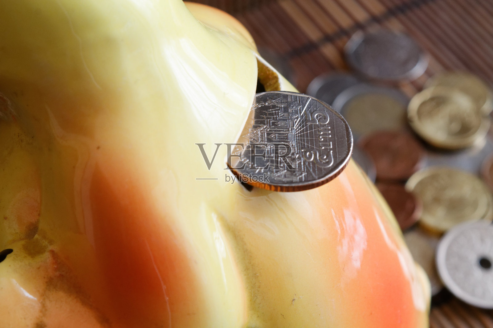 泰国硬币与面值5泰铢在洞的储蓄罐，硬币的背景照片摄影图片