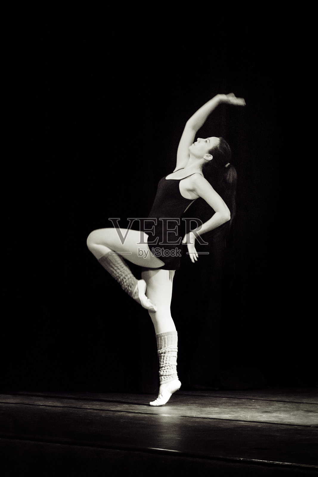 巴西女子在舞台上跳舞照片摄影图片