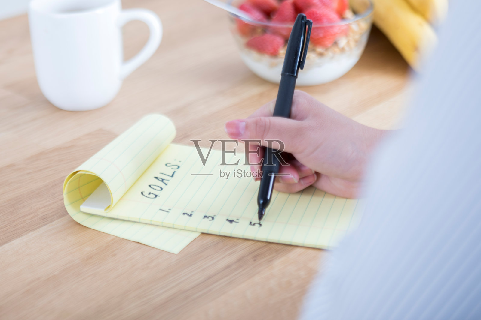 女性列出新年目标照片摄影图片
