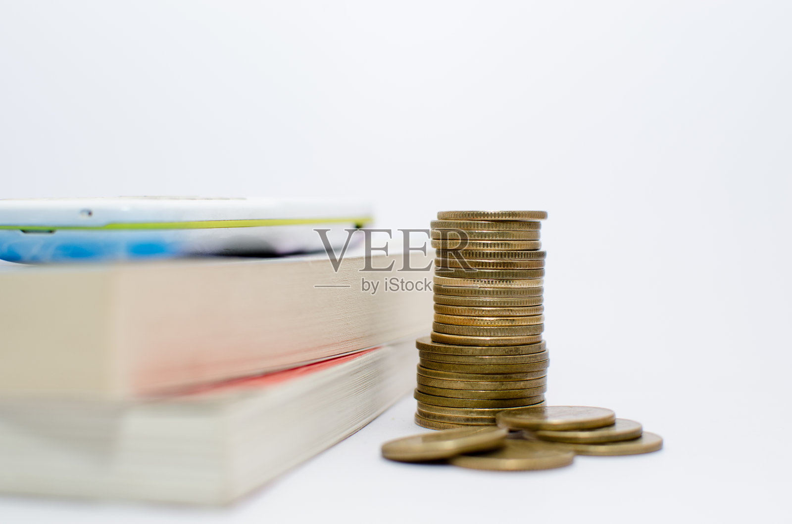 背景是旧书，前景是象征教育和昂贵教育的货币面额照片摄影图片