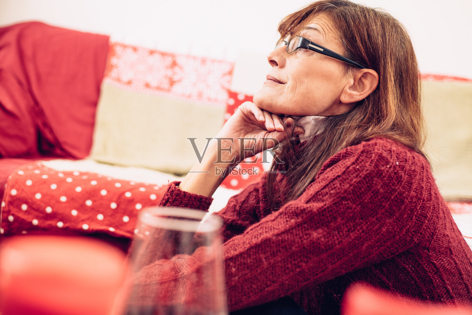 成熟女人享受圣诞时光的肖像照片摄影图片