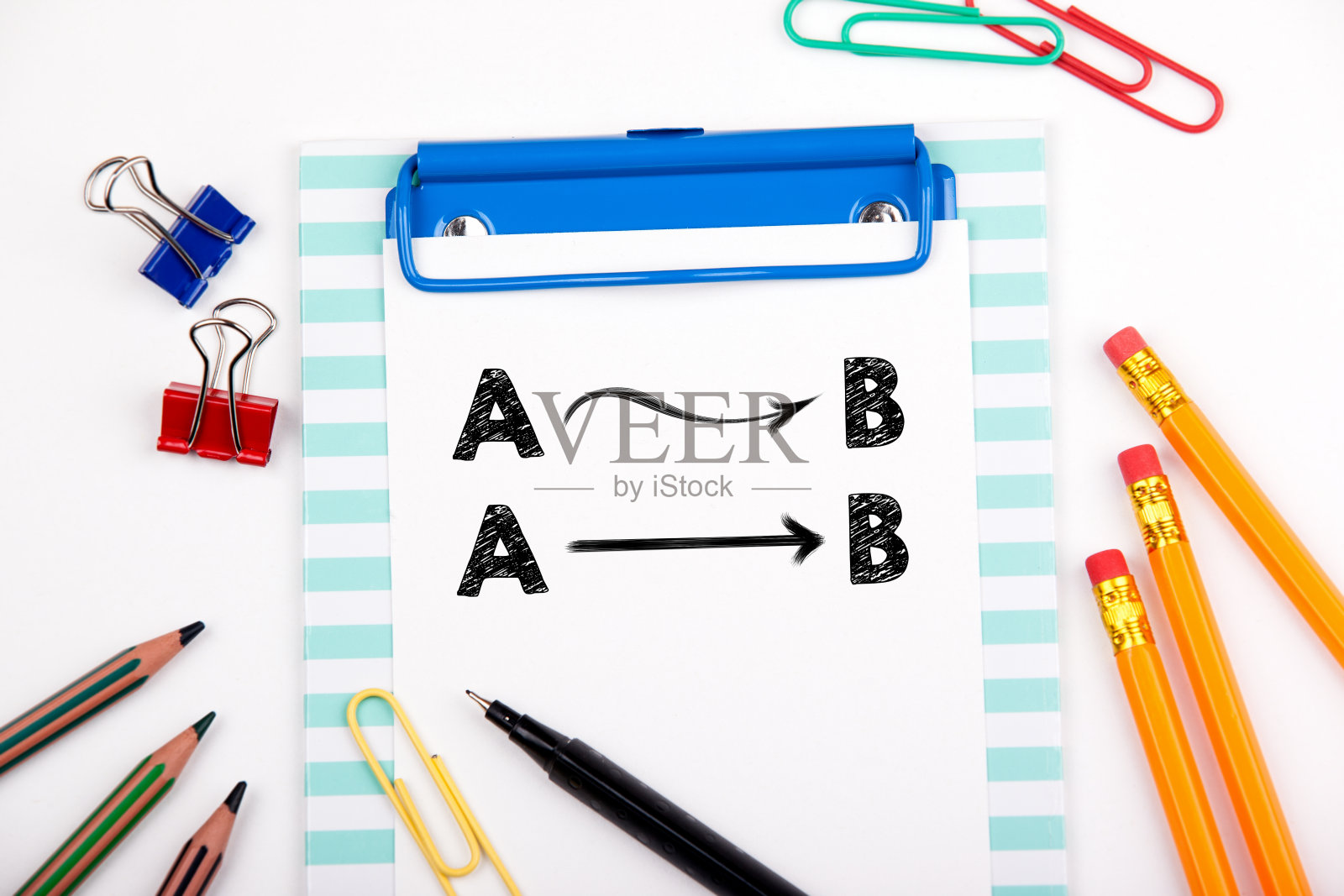 从A点直线到b点白色办公桌和文具照片摄影图片