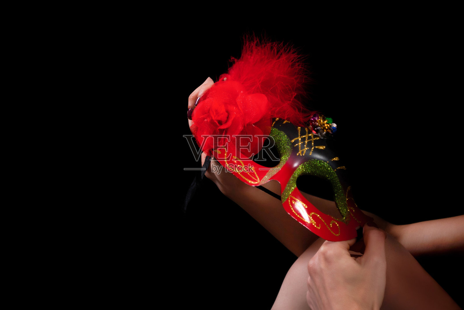 威尼斯红脸面具在女性手中孤立的黑色照片摄影图片