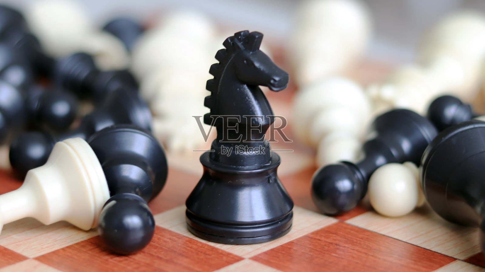 黑马的棋类游戏，棋类棋子用木棋盘。照片摄影图片