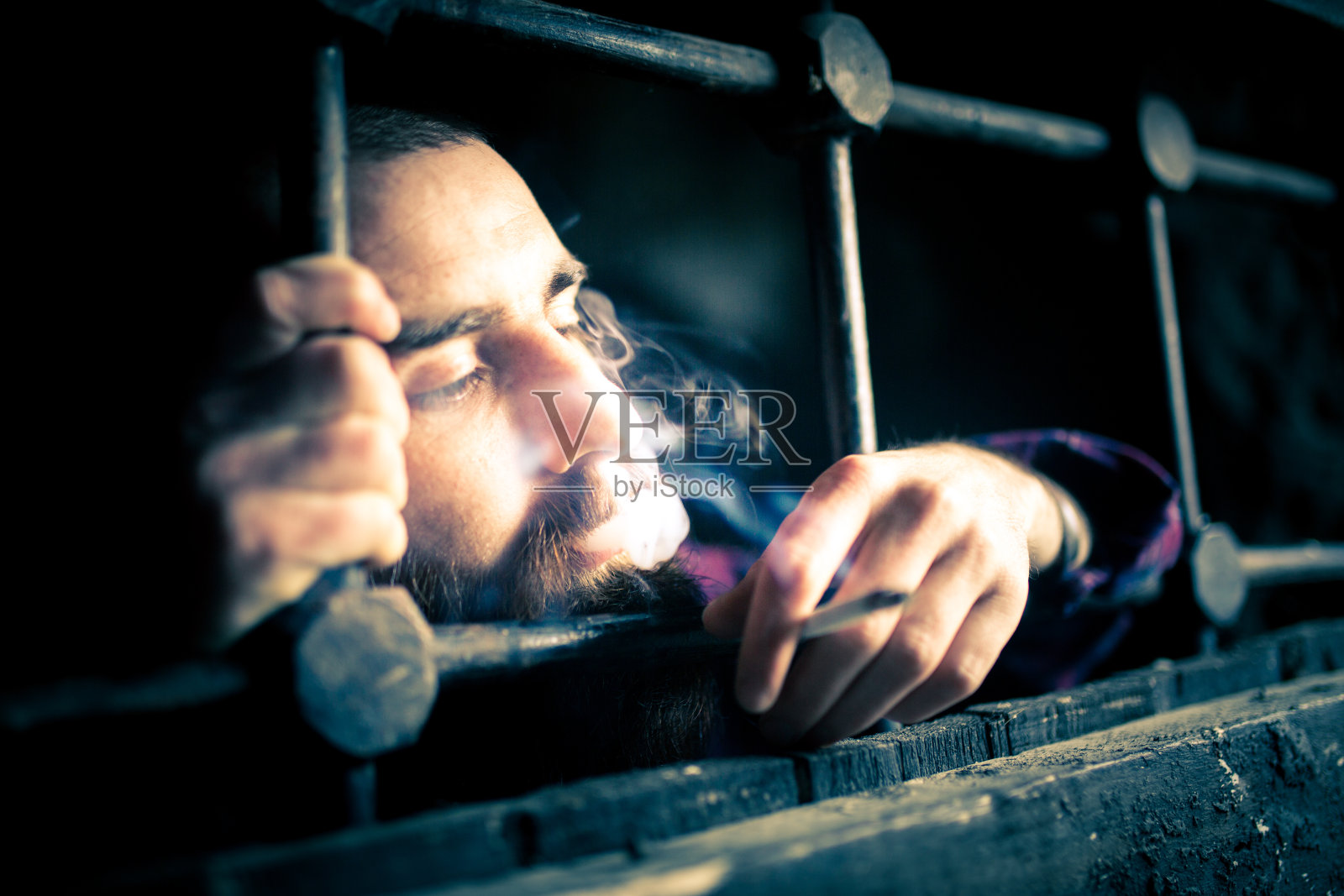 身陷囹圄的囚犯照片摄影图片