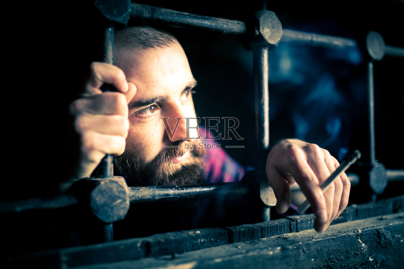 身陷囹圄的囚犯照片摄影图片